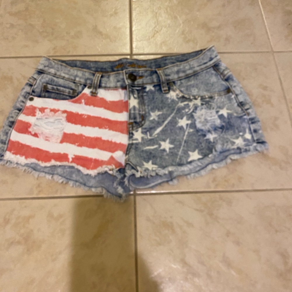 The Classic. Design by Los Angeles. Women’s shorts. Size M